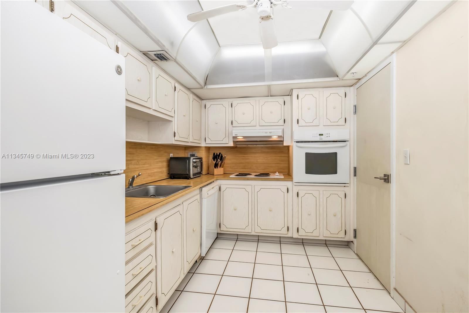 90 Edgewater Dr Unit: 1118