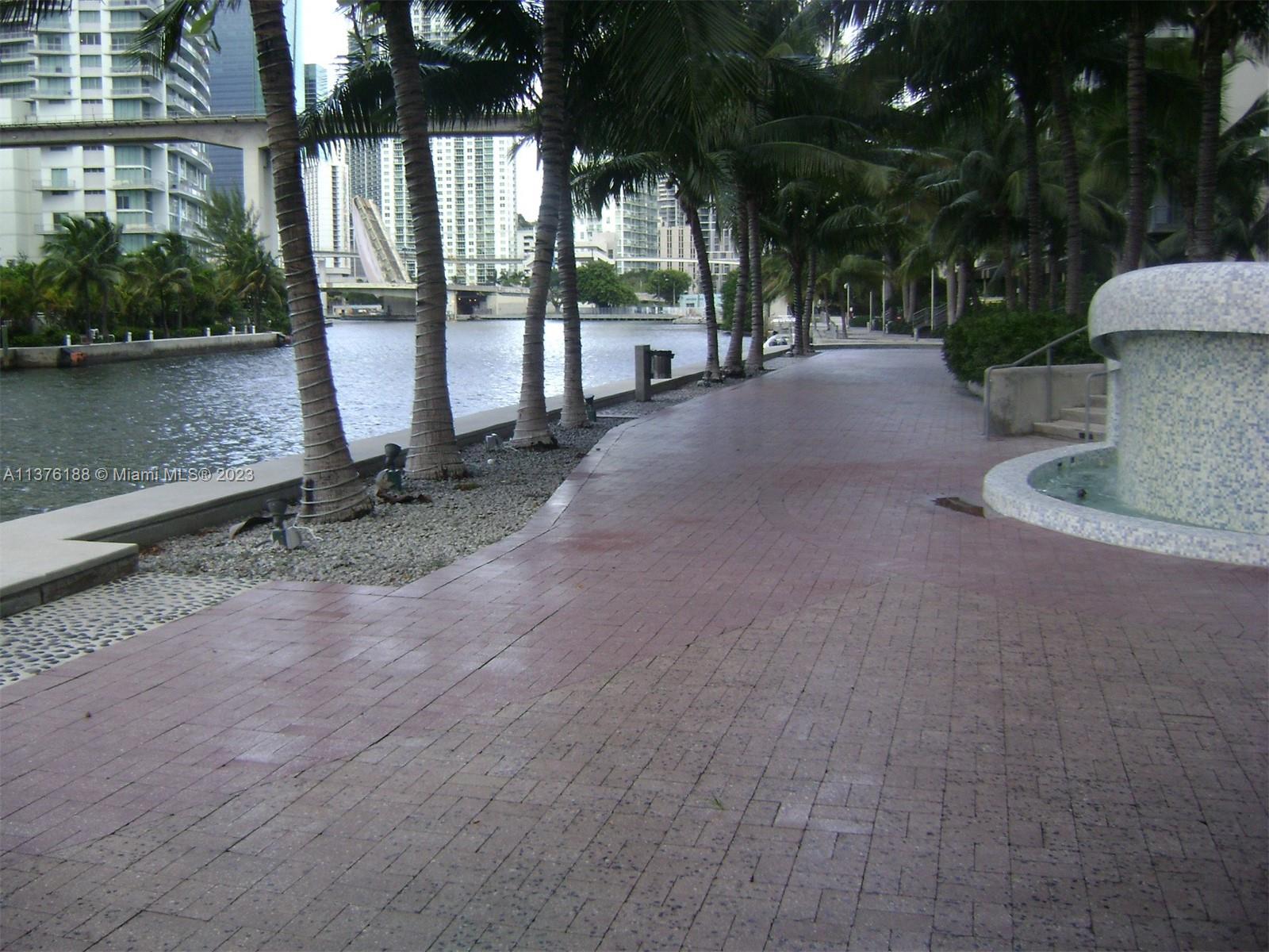 185 SW 7th St Unit: 3111