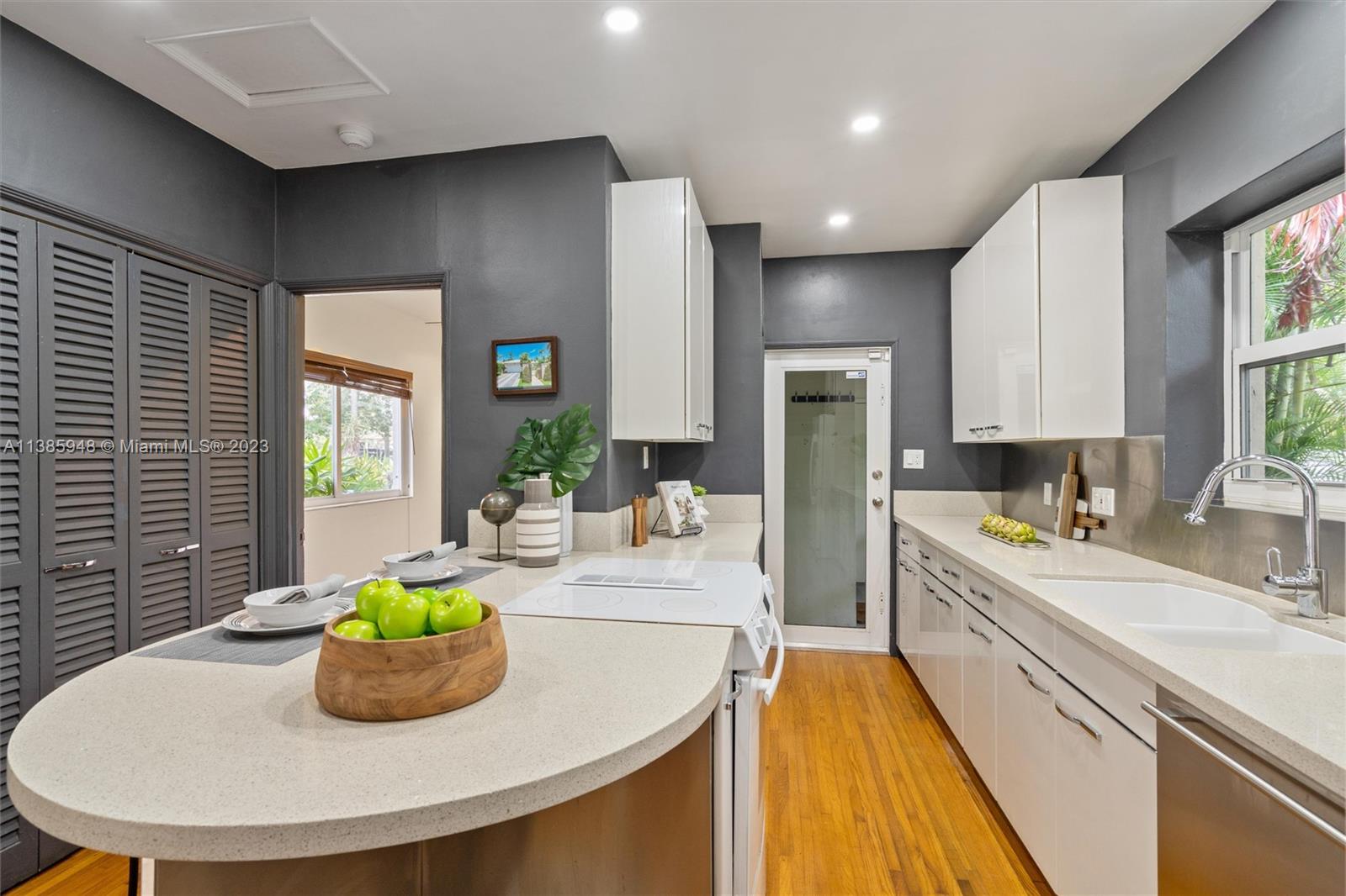 5925 La Gorce Dr