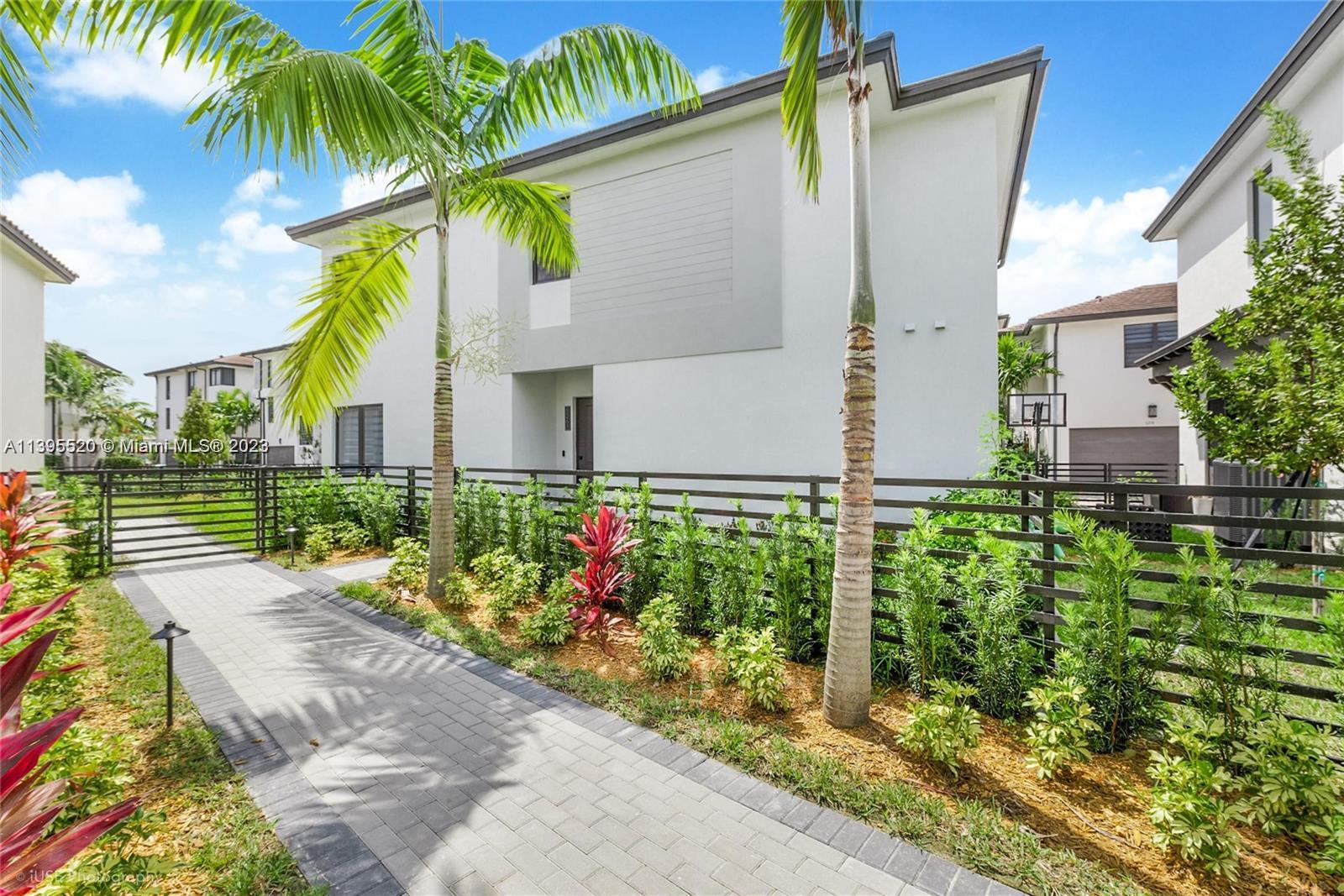 8261 NW 48th Ter