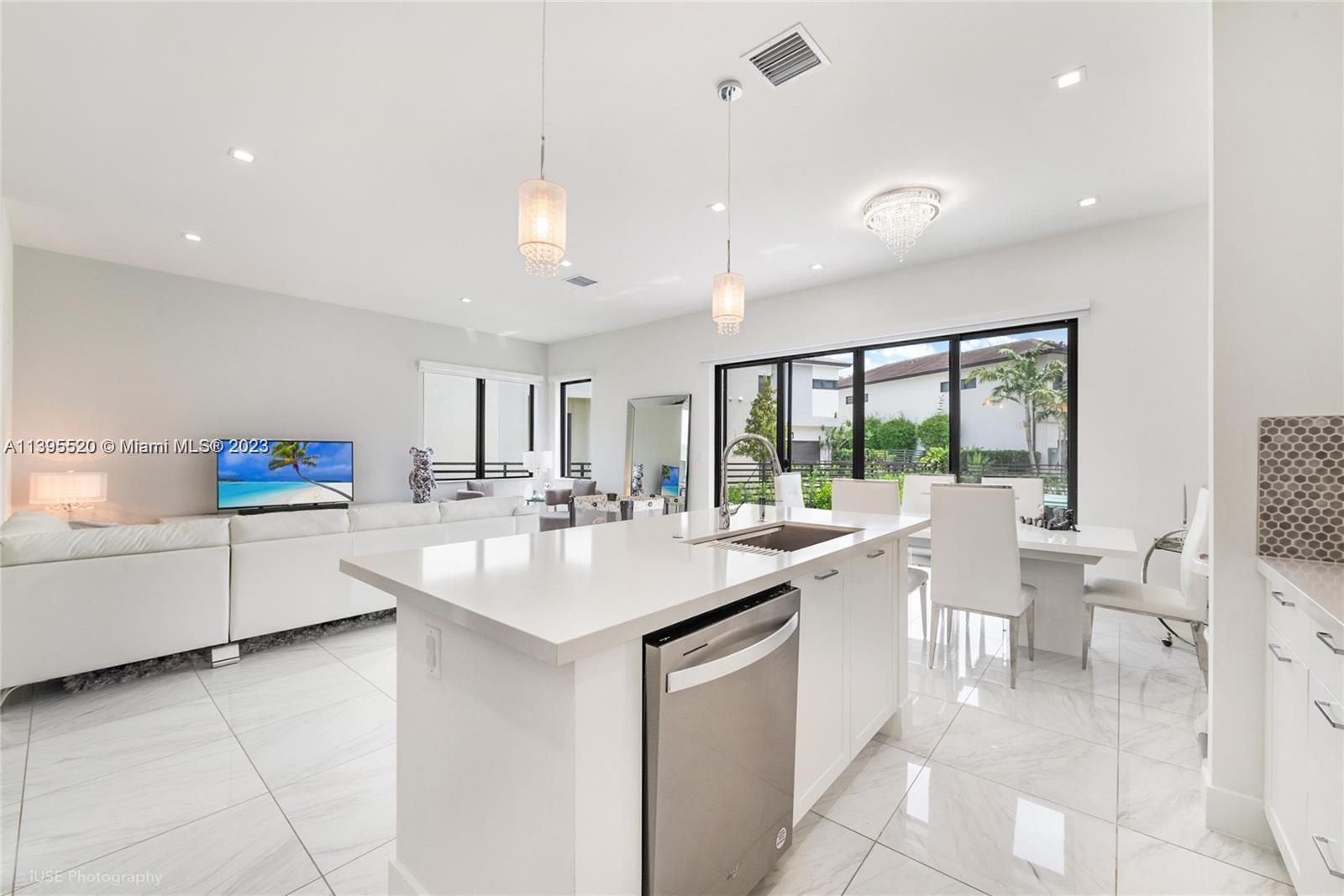 8261 NW 48th Ter