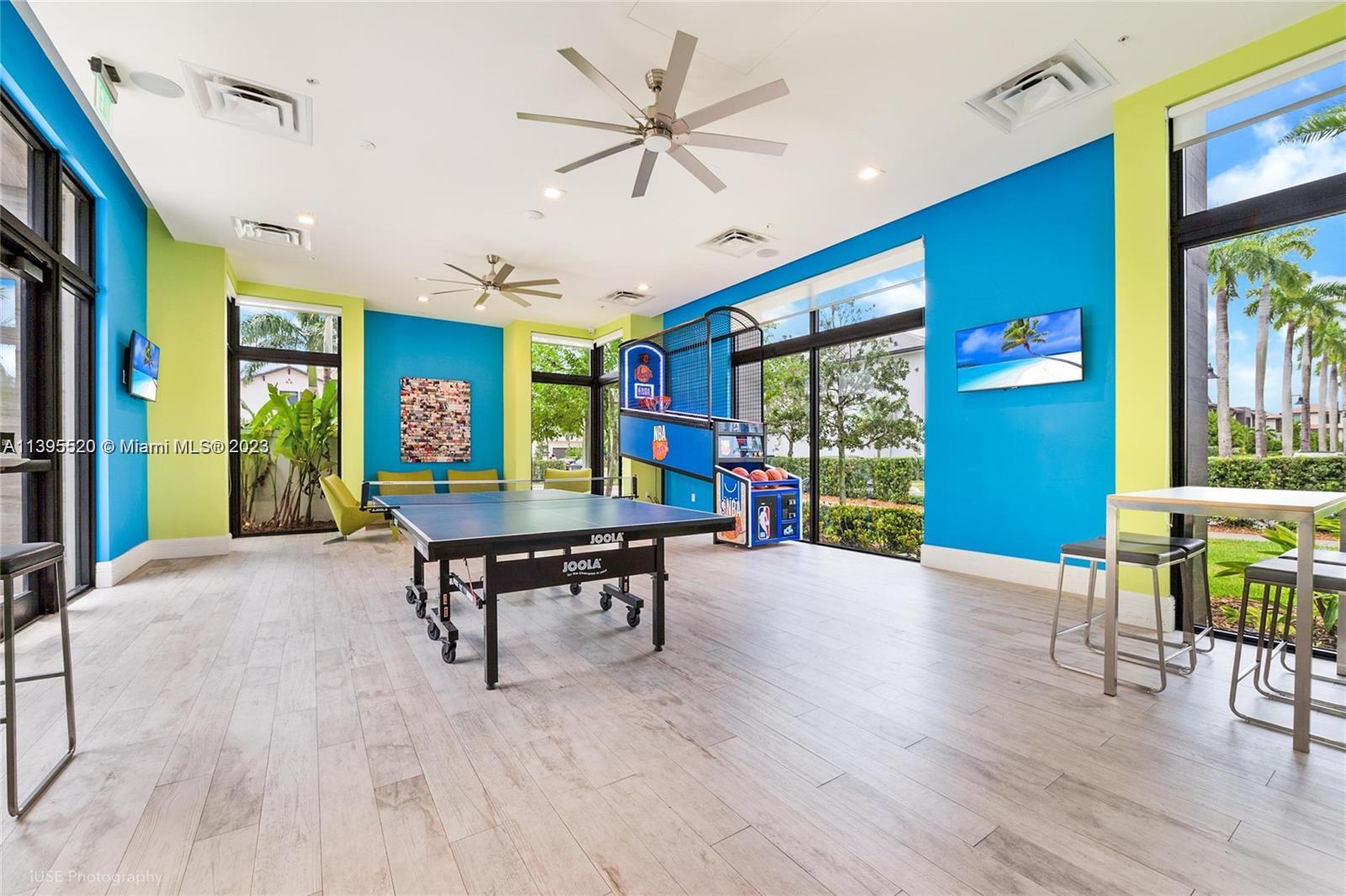 8261 NW 48th Ter