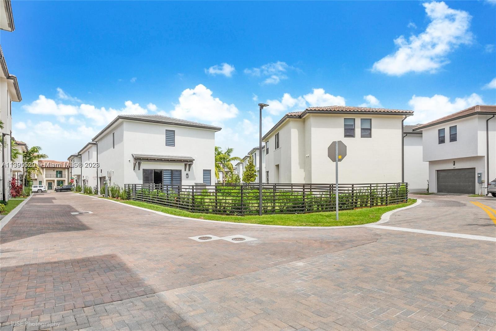 8261 NW 48th Ter