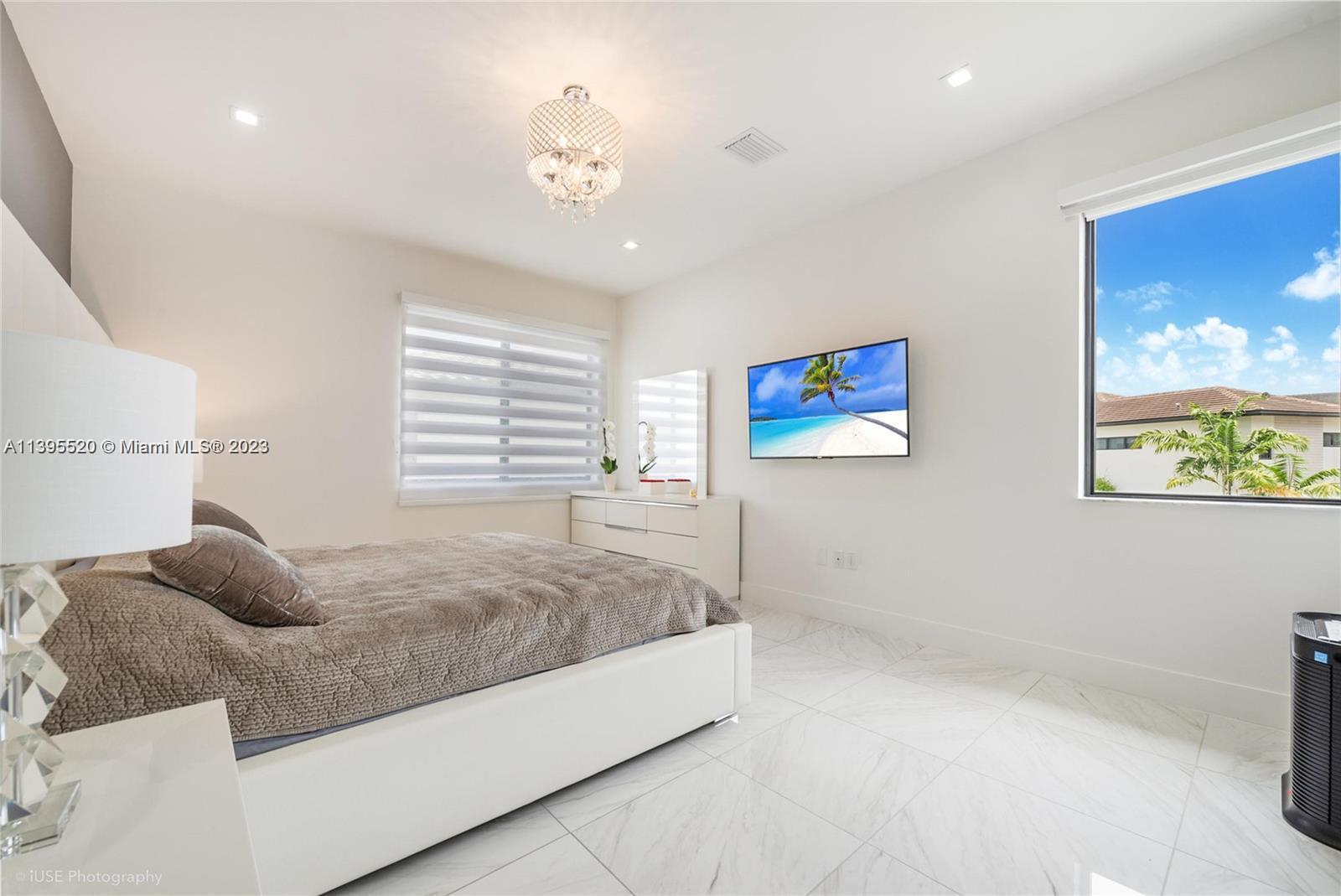 8261 NW 48th Ter