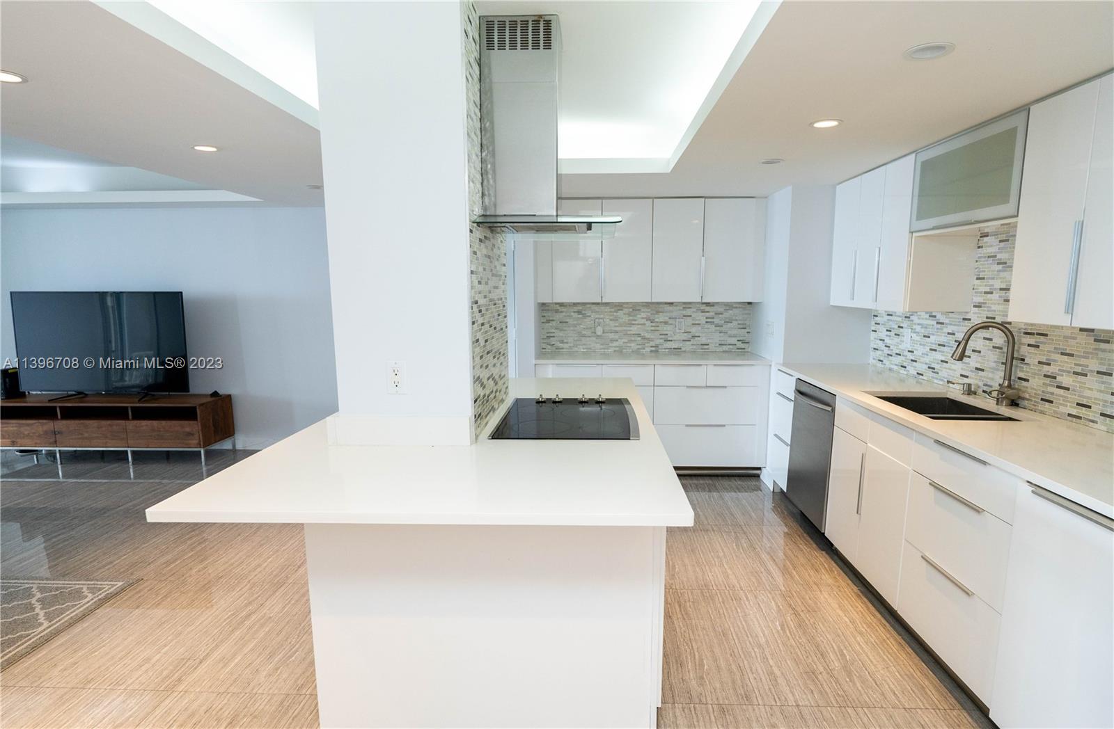 6039 Collins Ave Unit: 817