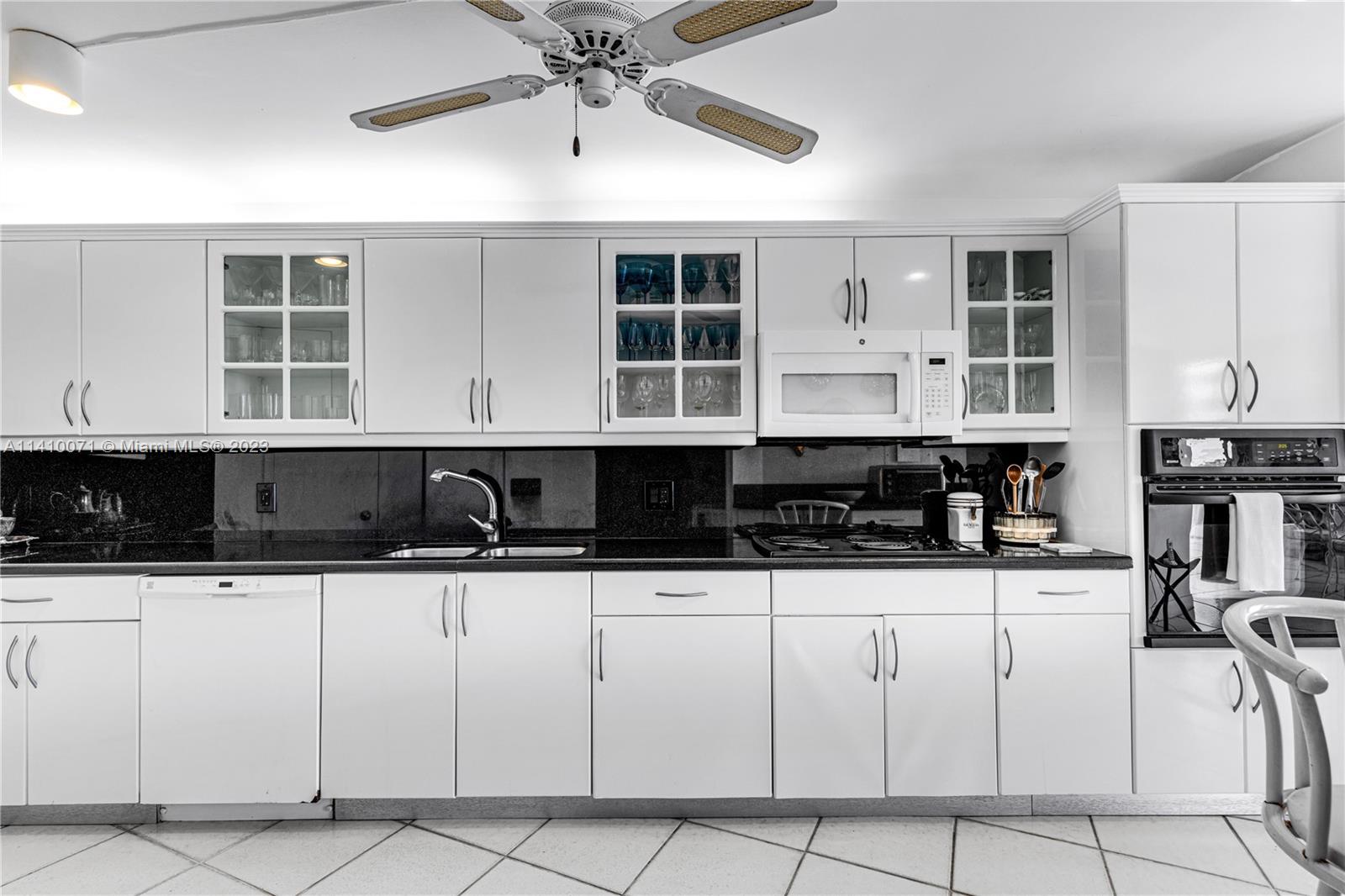 600 Grapetree Dr Unit: PH11ES