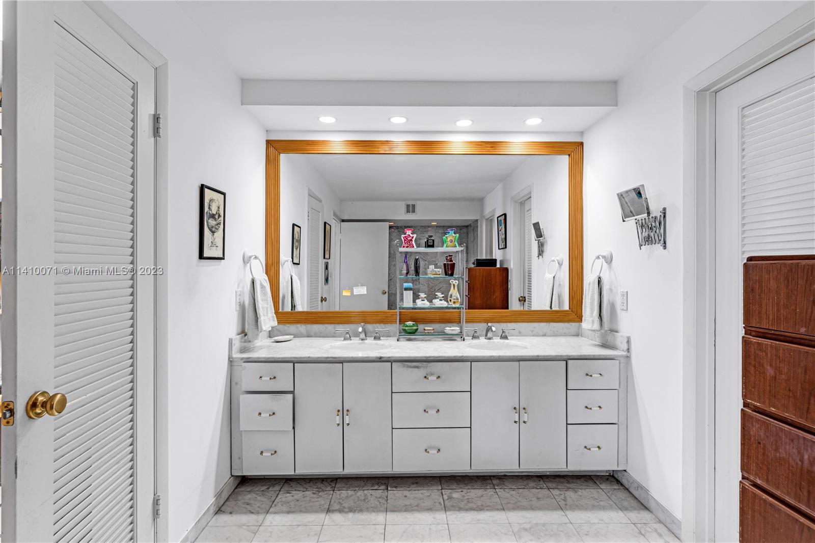 600 Grapetree Dr Unit: PH11ES