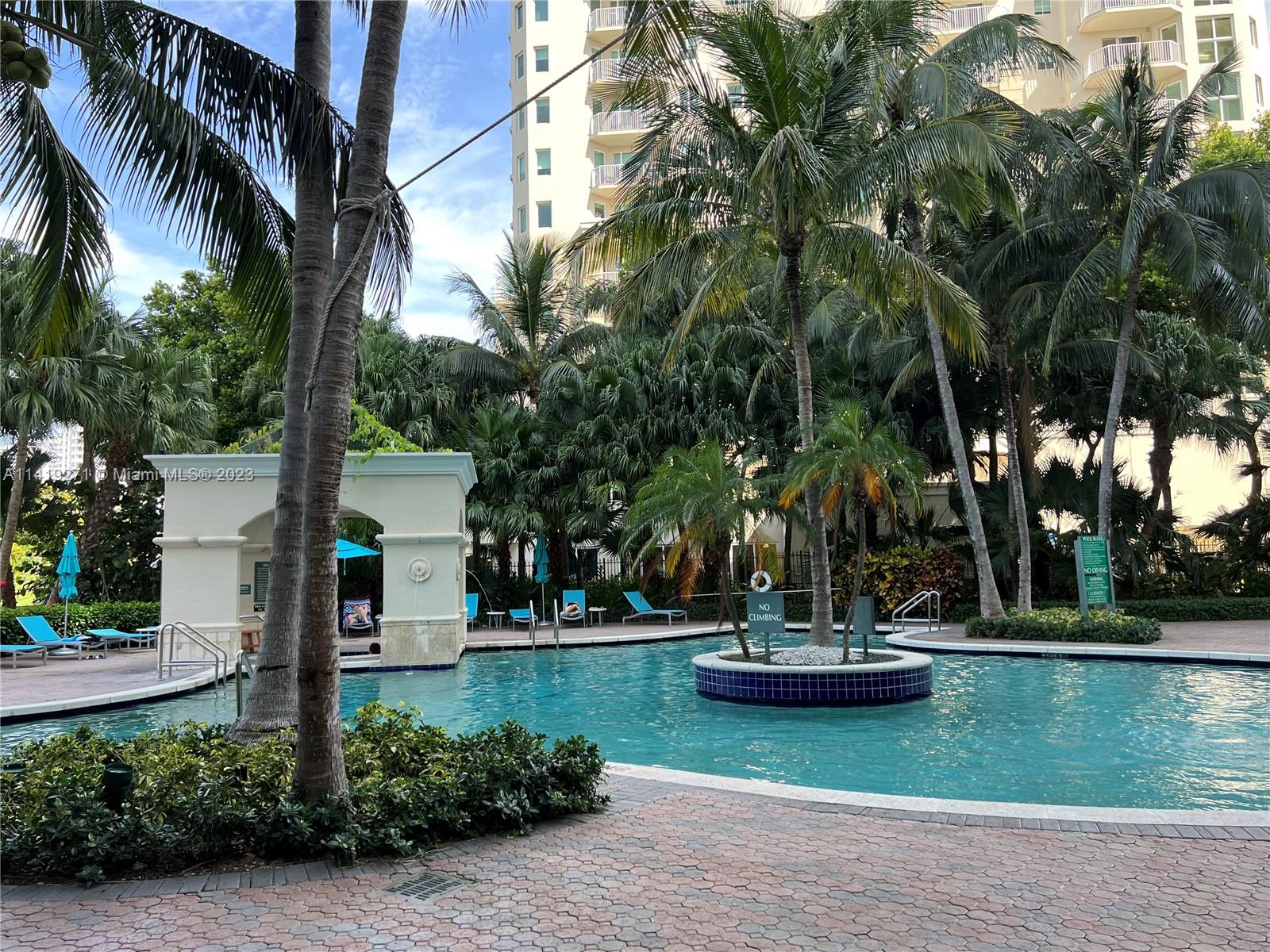 19501 W Country Club Dr Unit: 1902