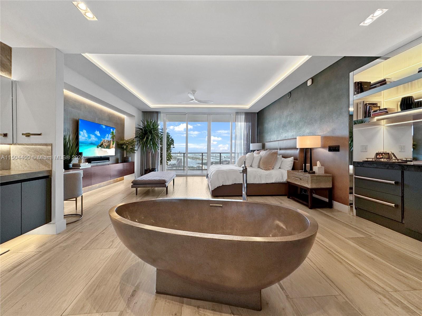 2020 N Bayshore Dr Unit: PH-4104