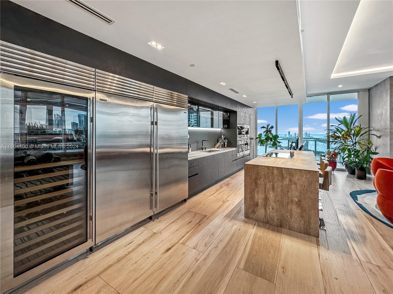 2020 N Bayshore Dr Unit: PH-4104