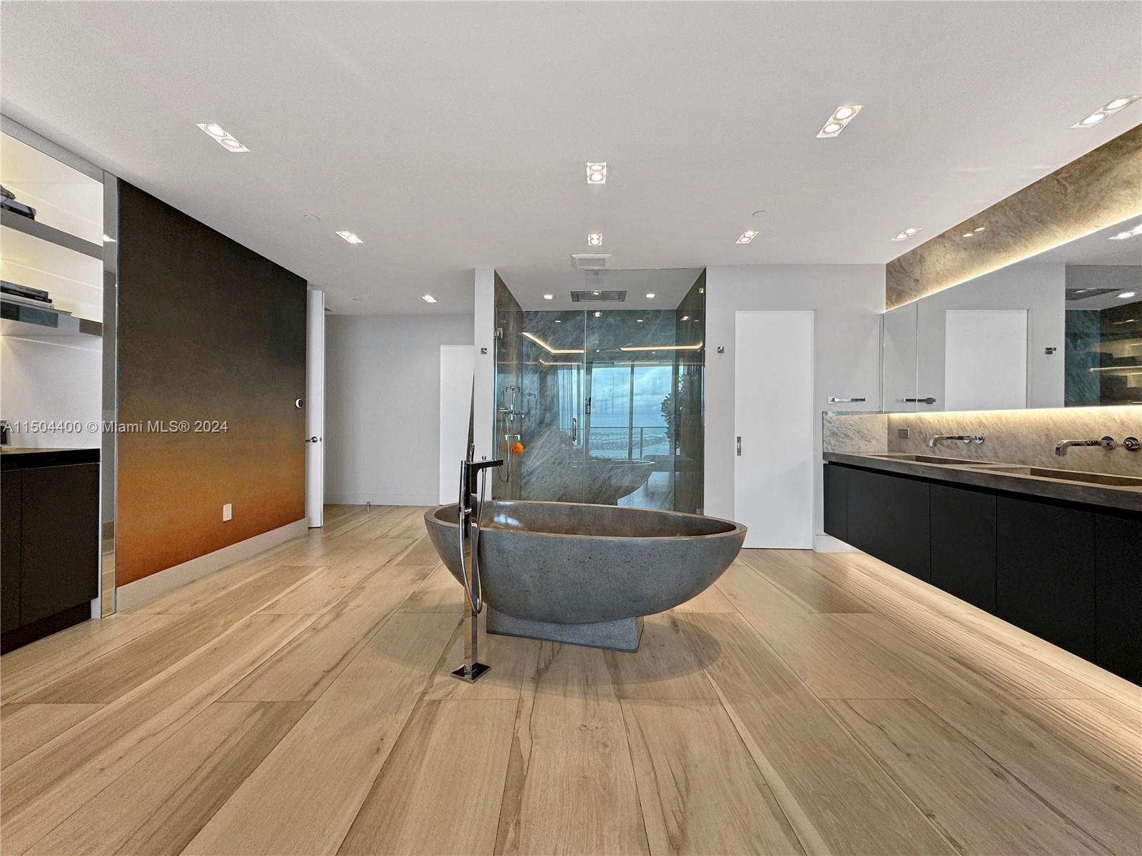 2020 N Bayshore Dr Unit: PH-4104