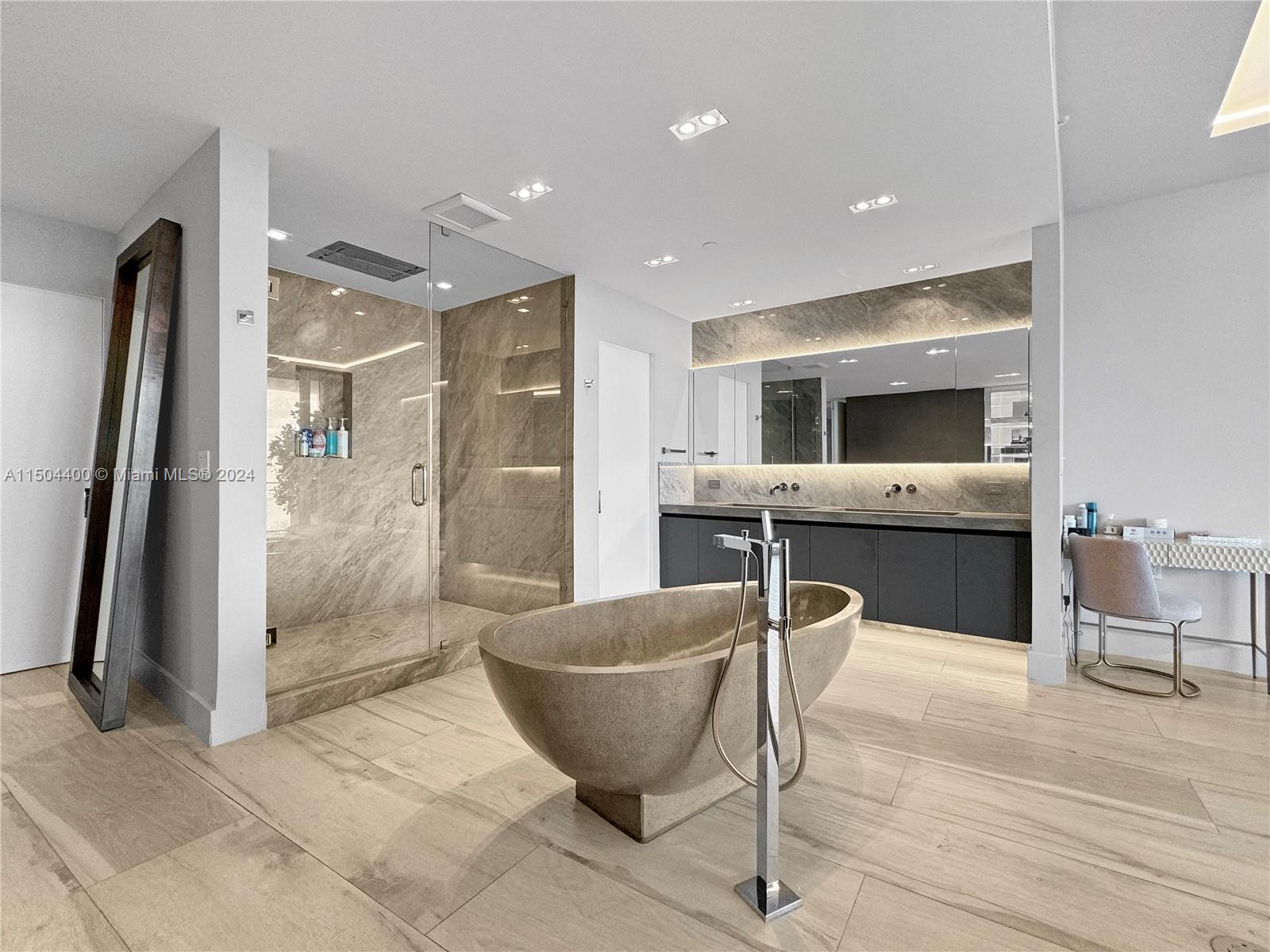 2020 N Bayshore Dr Unit: PH-4104