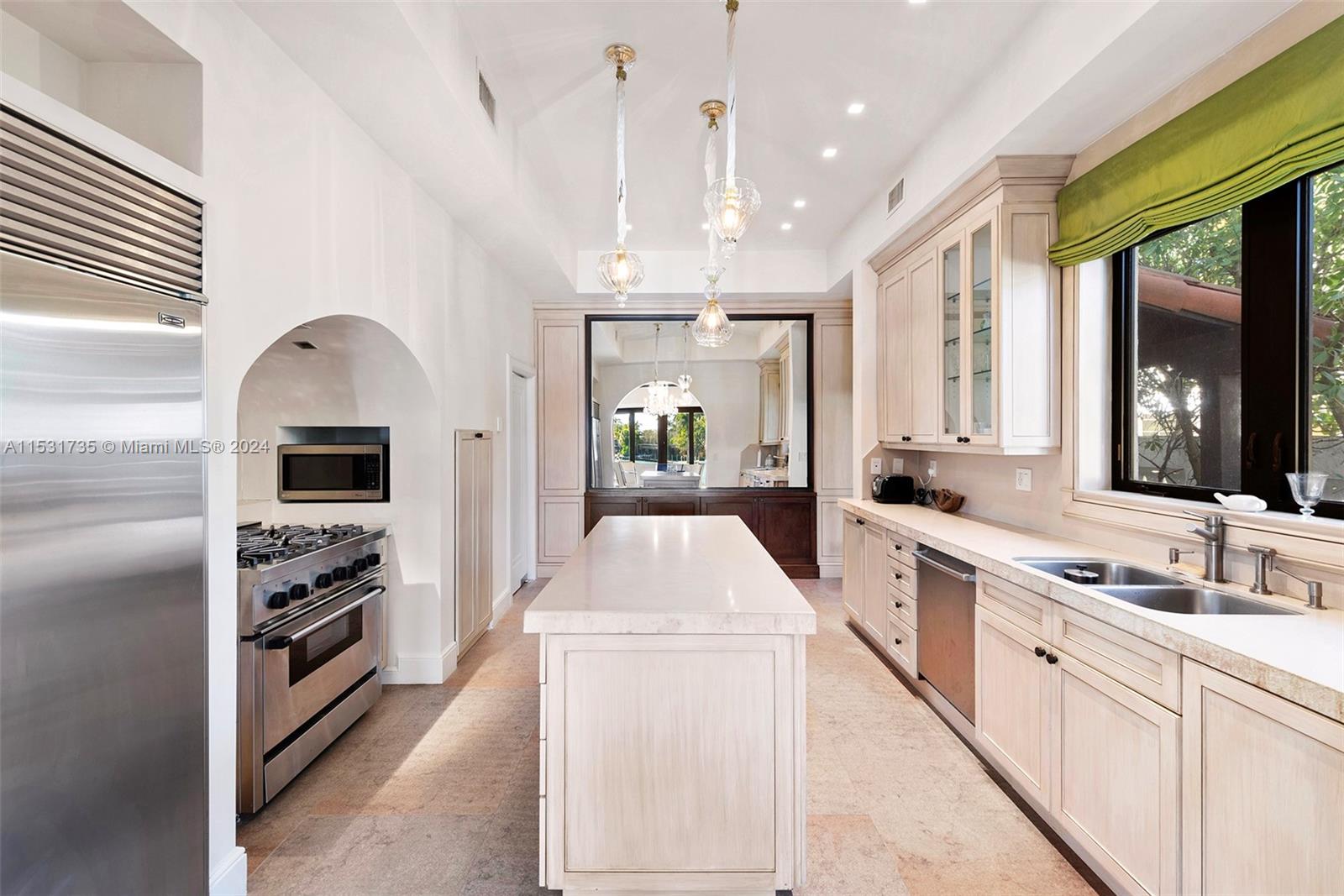 527 E Dilido Dr