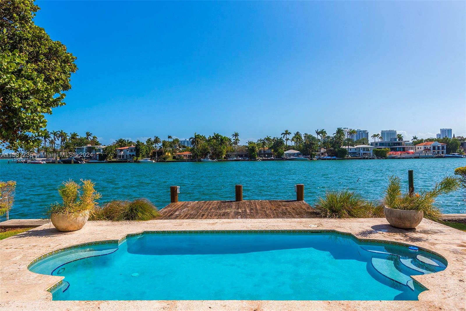 527 E Dilido Dr