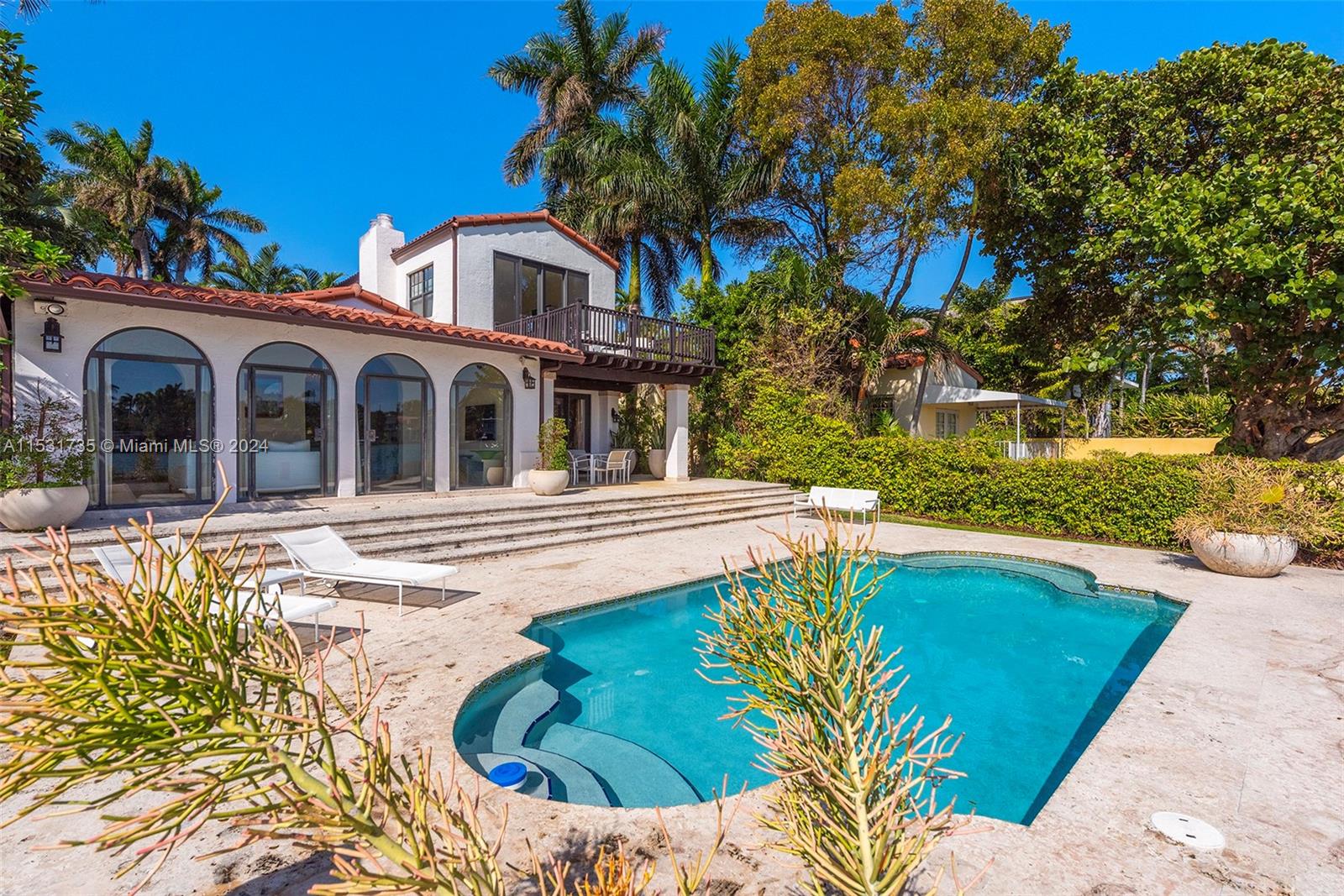 527 E Dilido Dr