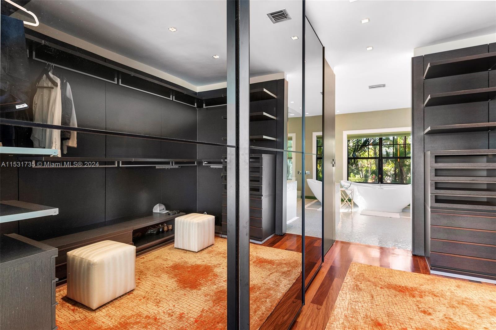 527 E Dilido Dr