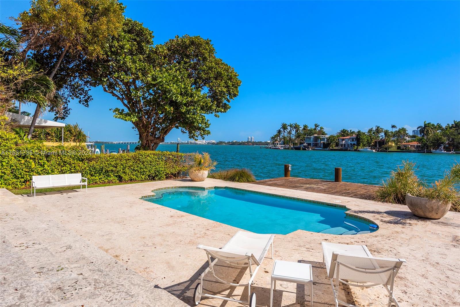 527 E Dilido Dr