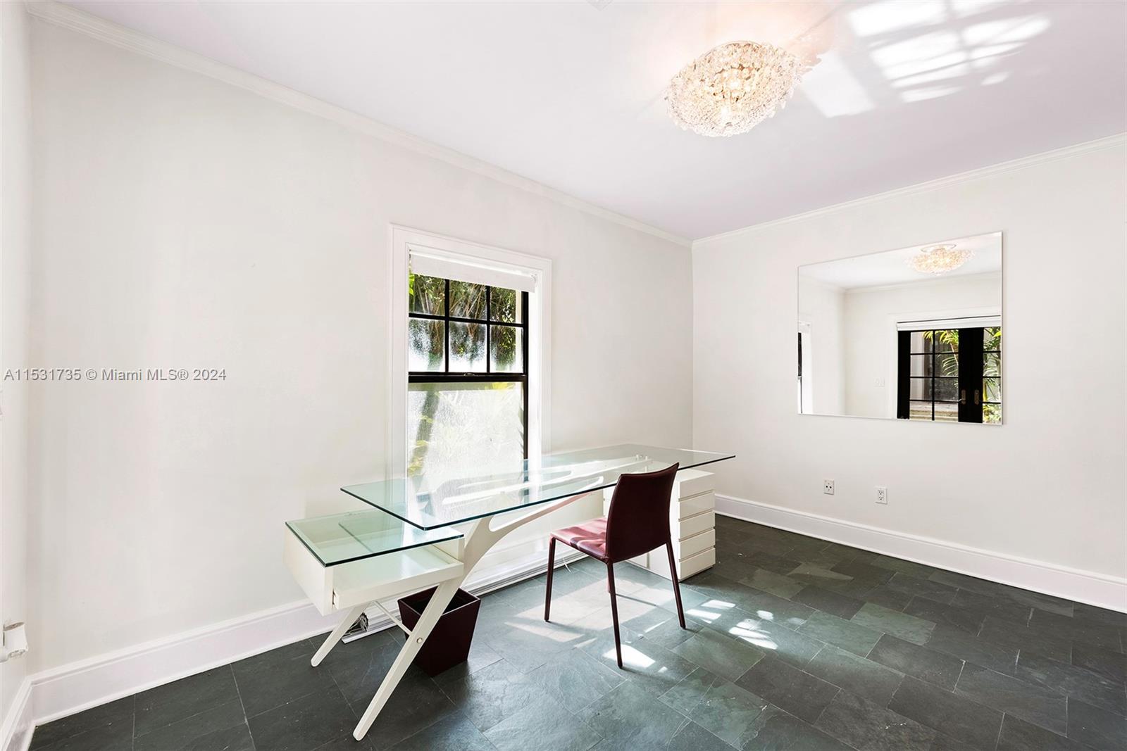 527 E Dilido Dr