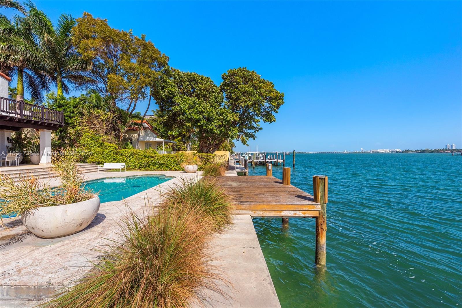527 E Dilido Dr