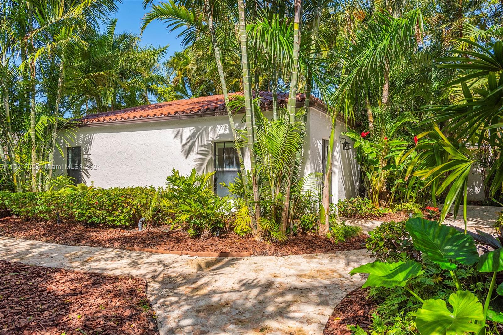 527 E Dilido Dr