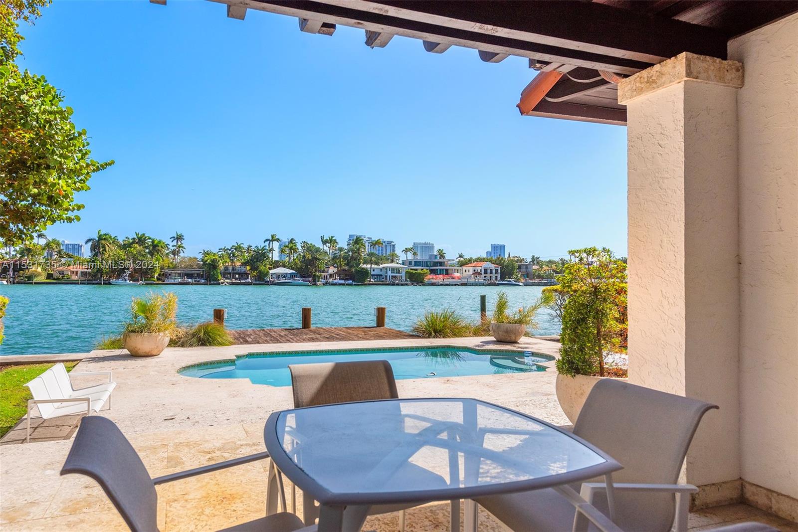 527 E Dilido Dr