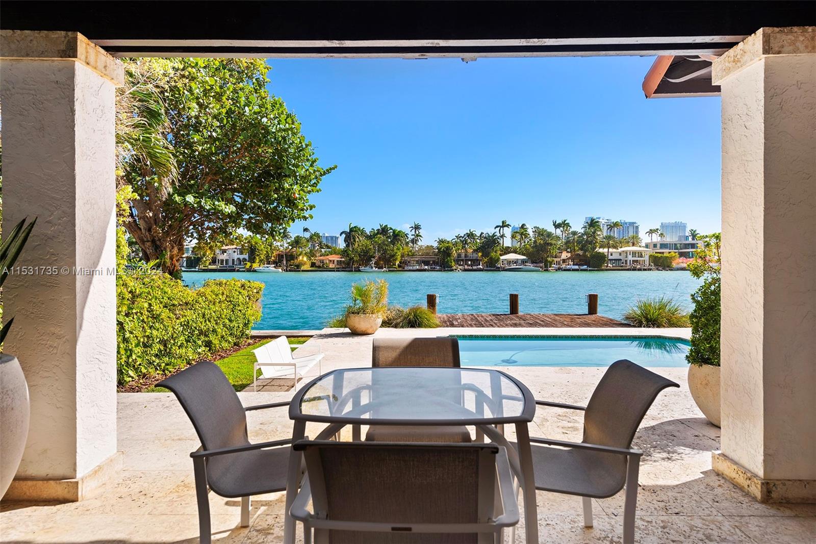 527 E Dilido Dr