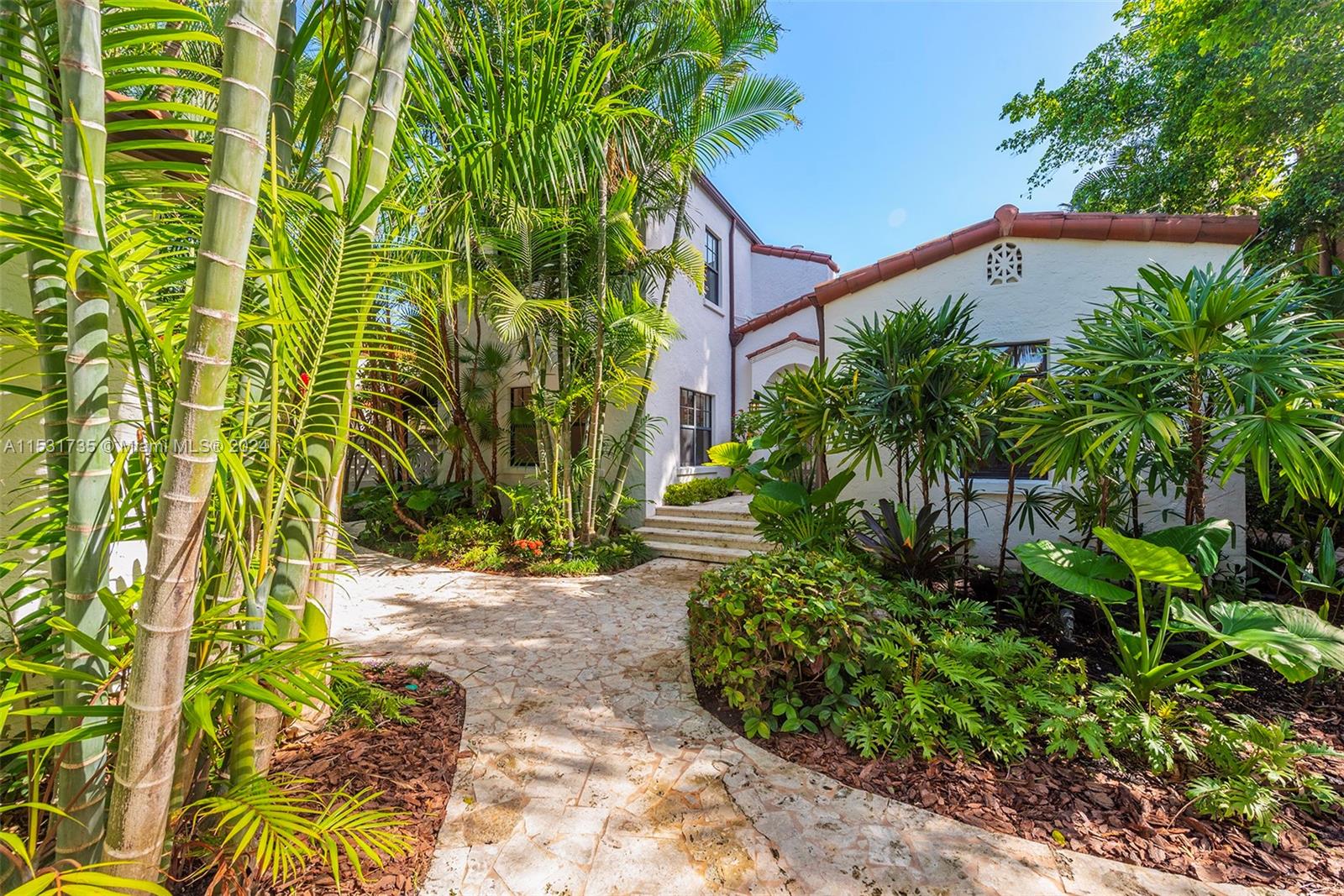 527 E Dilido Dr
