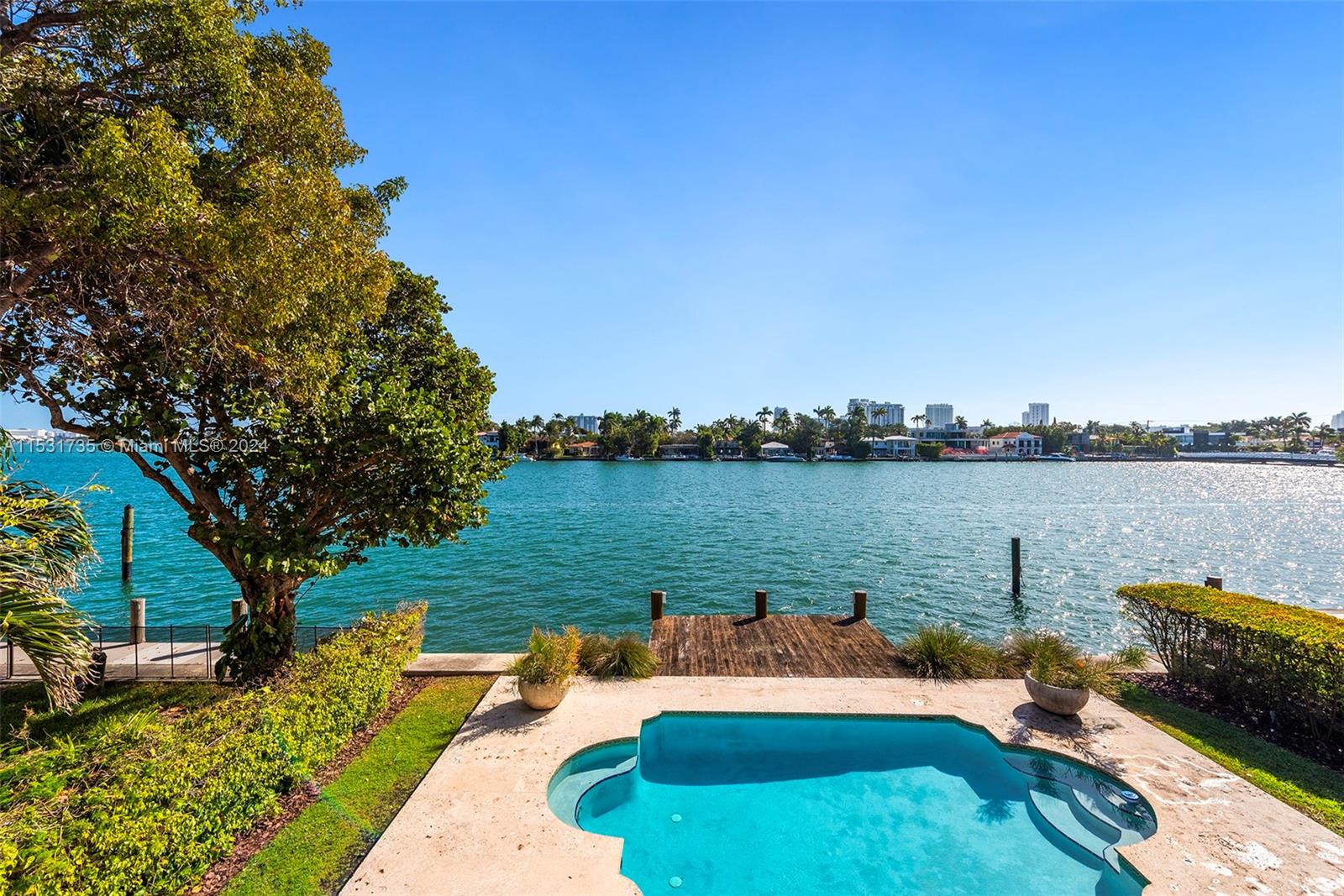 527 E Dilido Dr