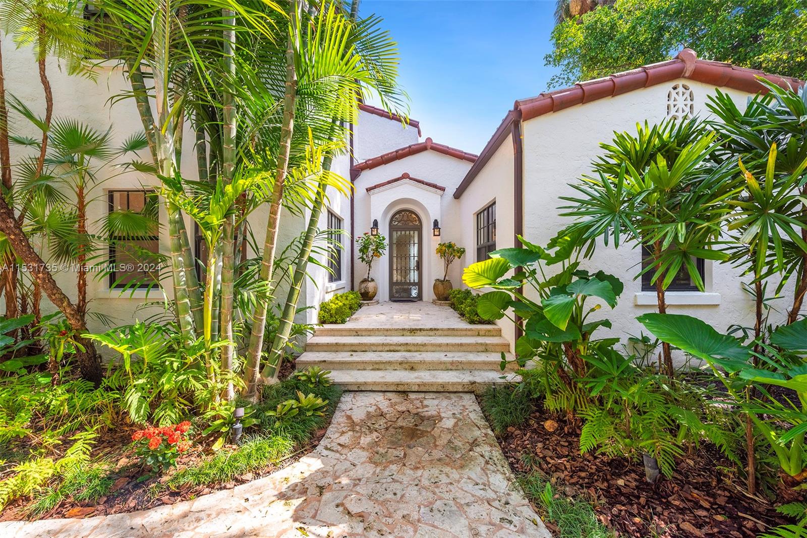 527 E Dilido Dr