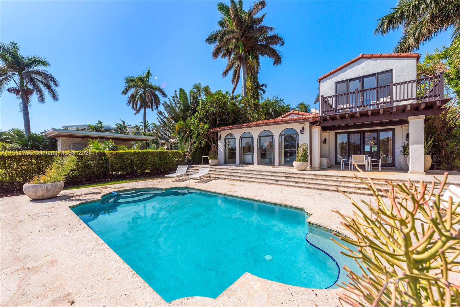 527 E Dilido Dr