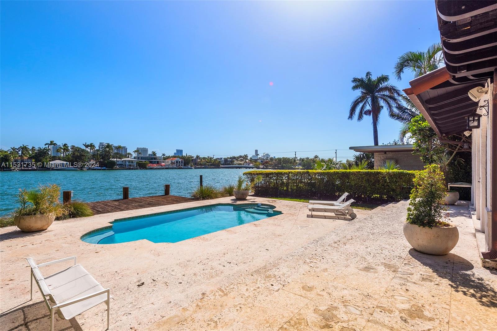 527 E Dilido Dr