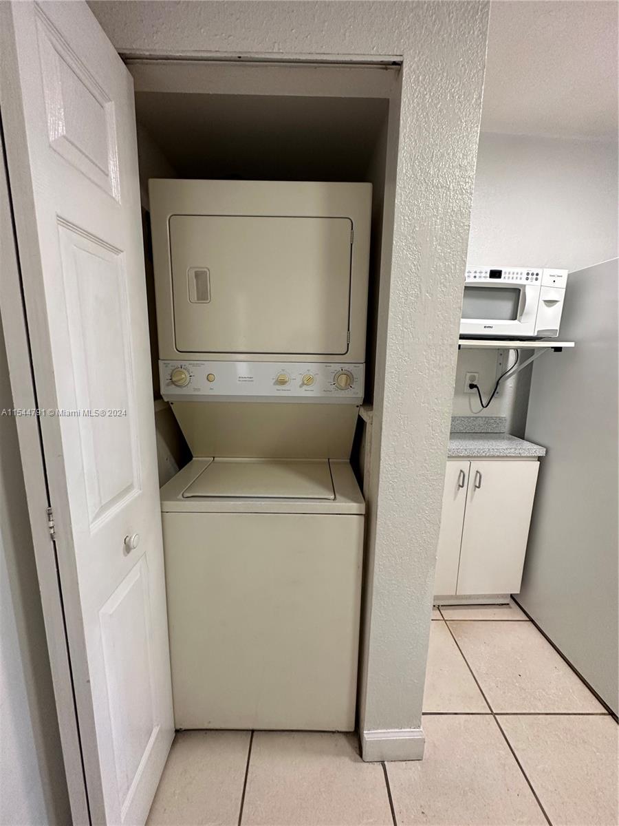 1950 W 54 St # 204