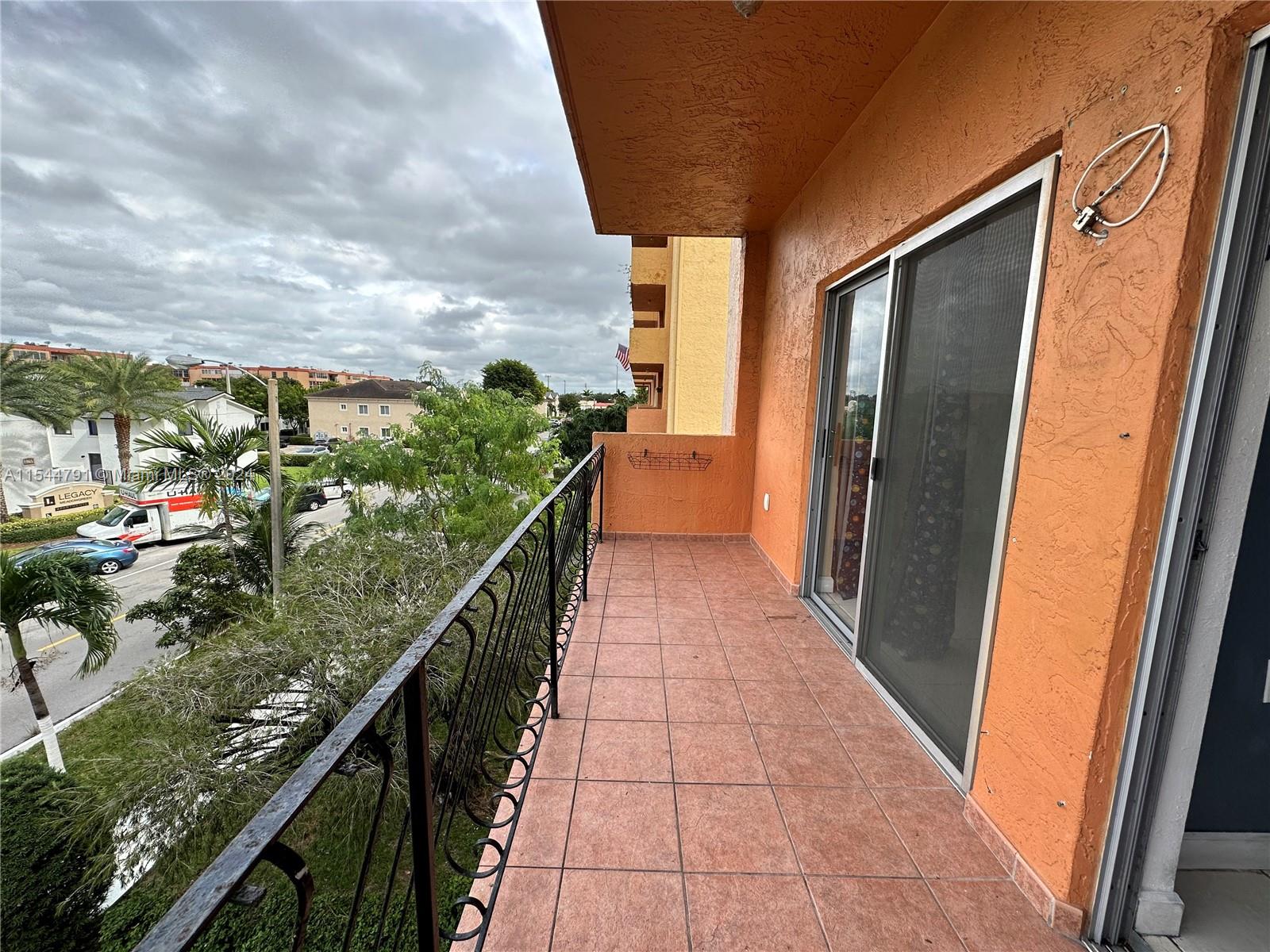 1950 W 54 St # 204