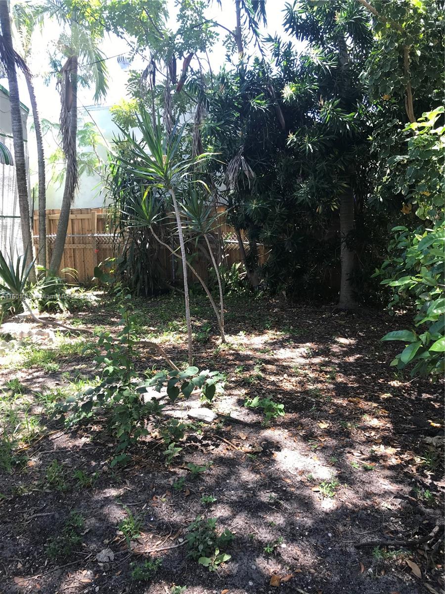 561 NW 41st St