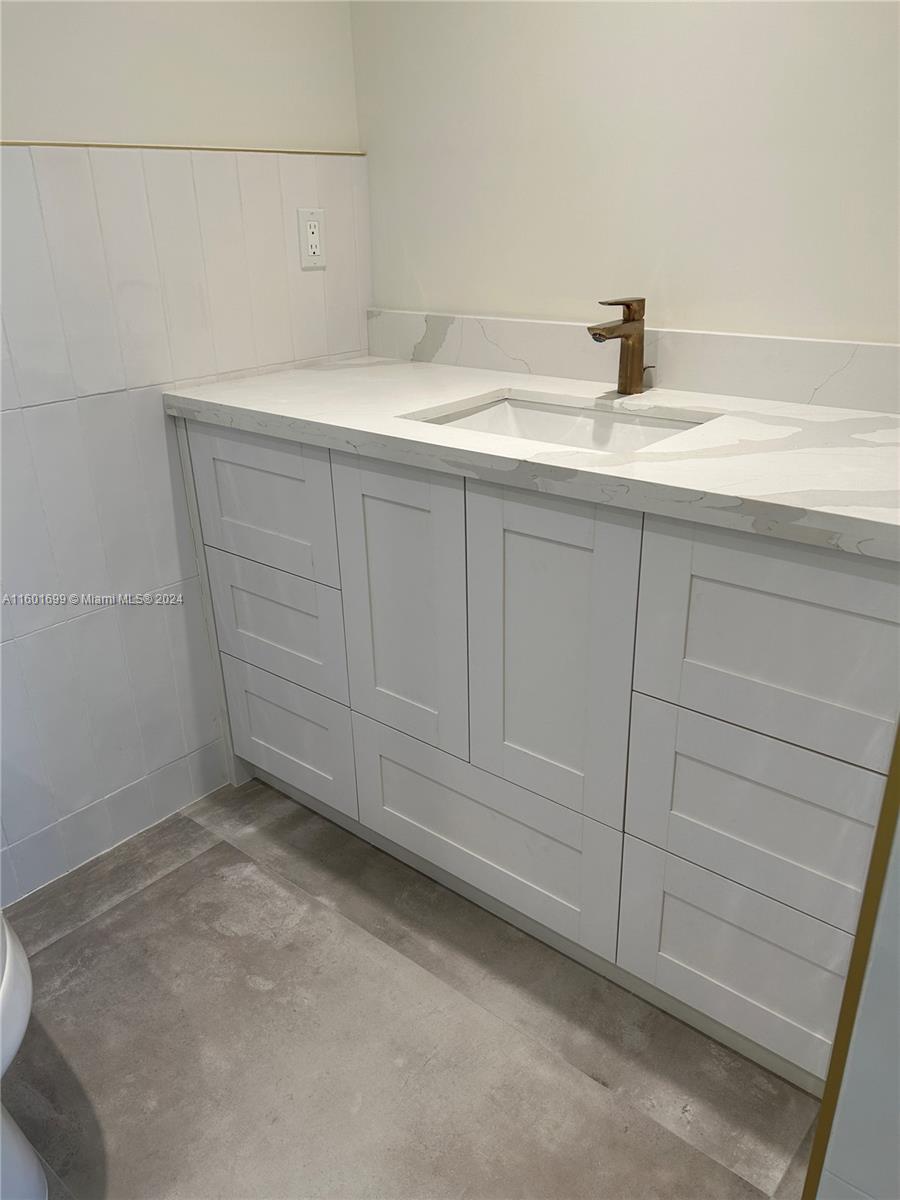 90 Edgewater Dr # 1118