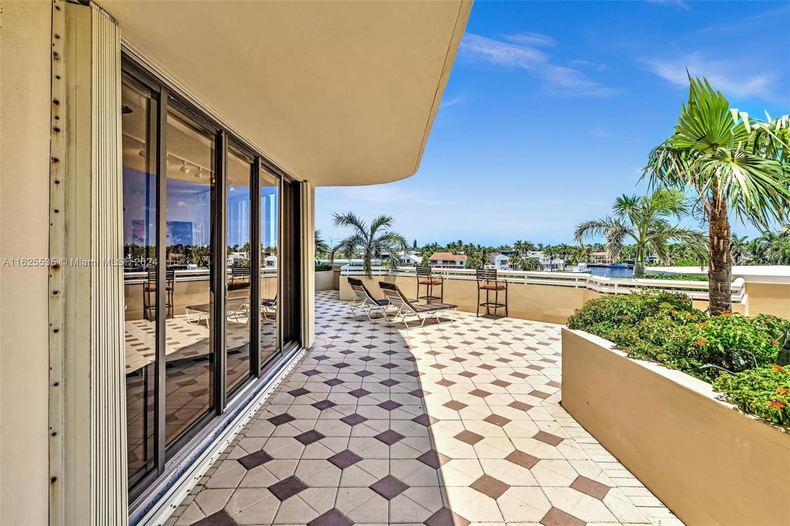 20191 E Country Club Dr # 407