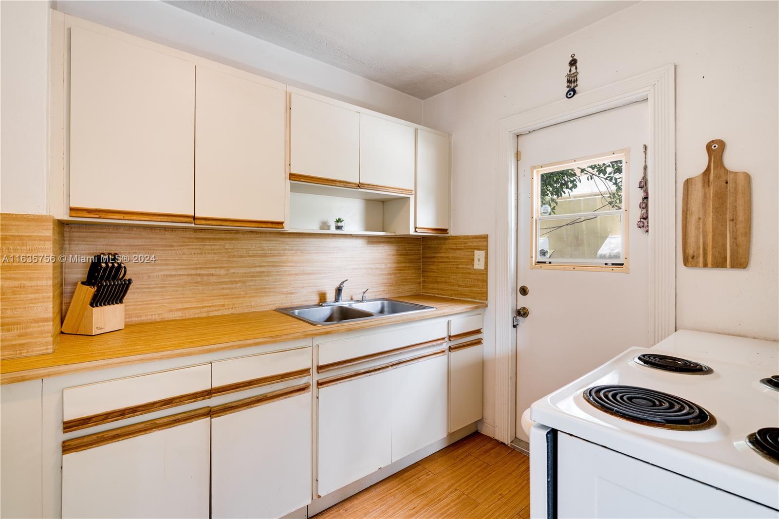 1414 Galiano St # 1414