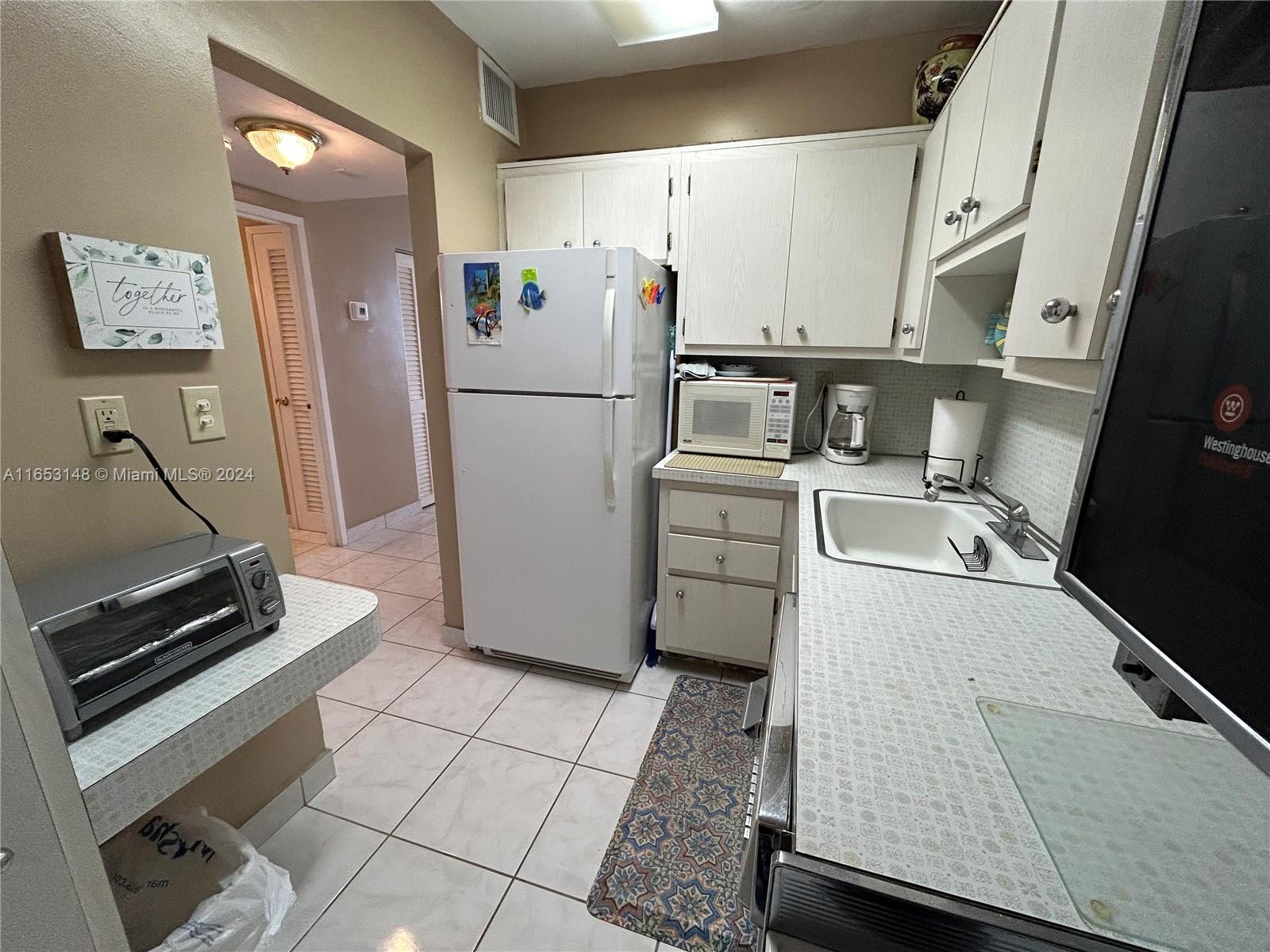 2899 Collins Ave # 1427