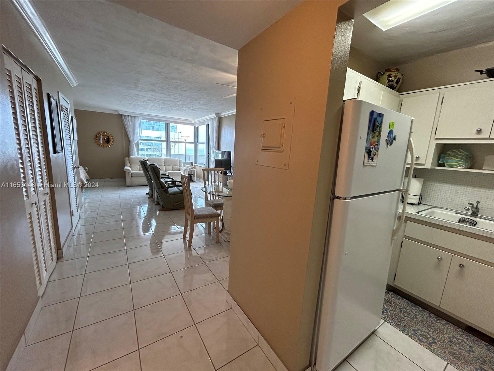 2899 Collins Ave # 1427