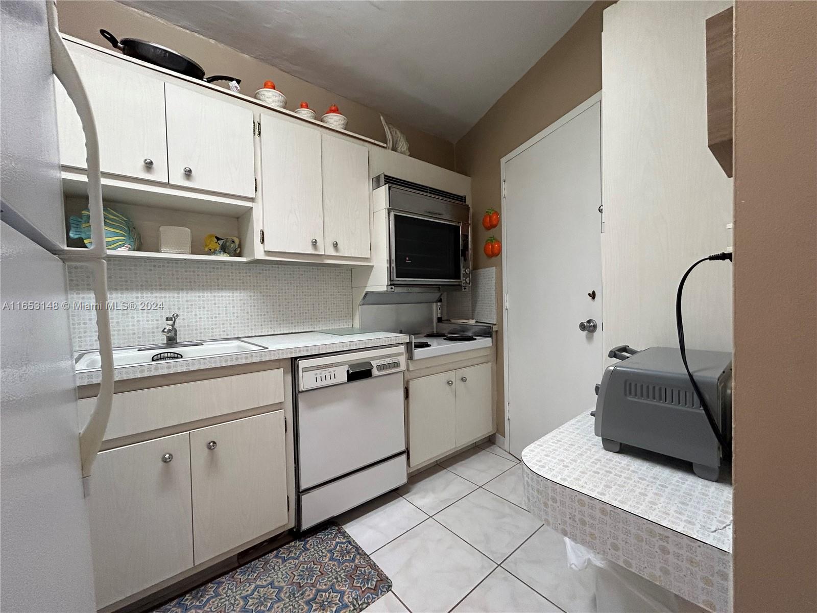 2899 Collins Ave # 1427