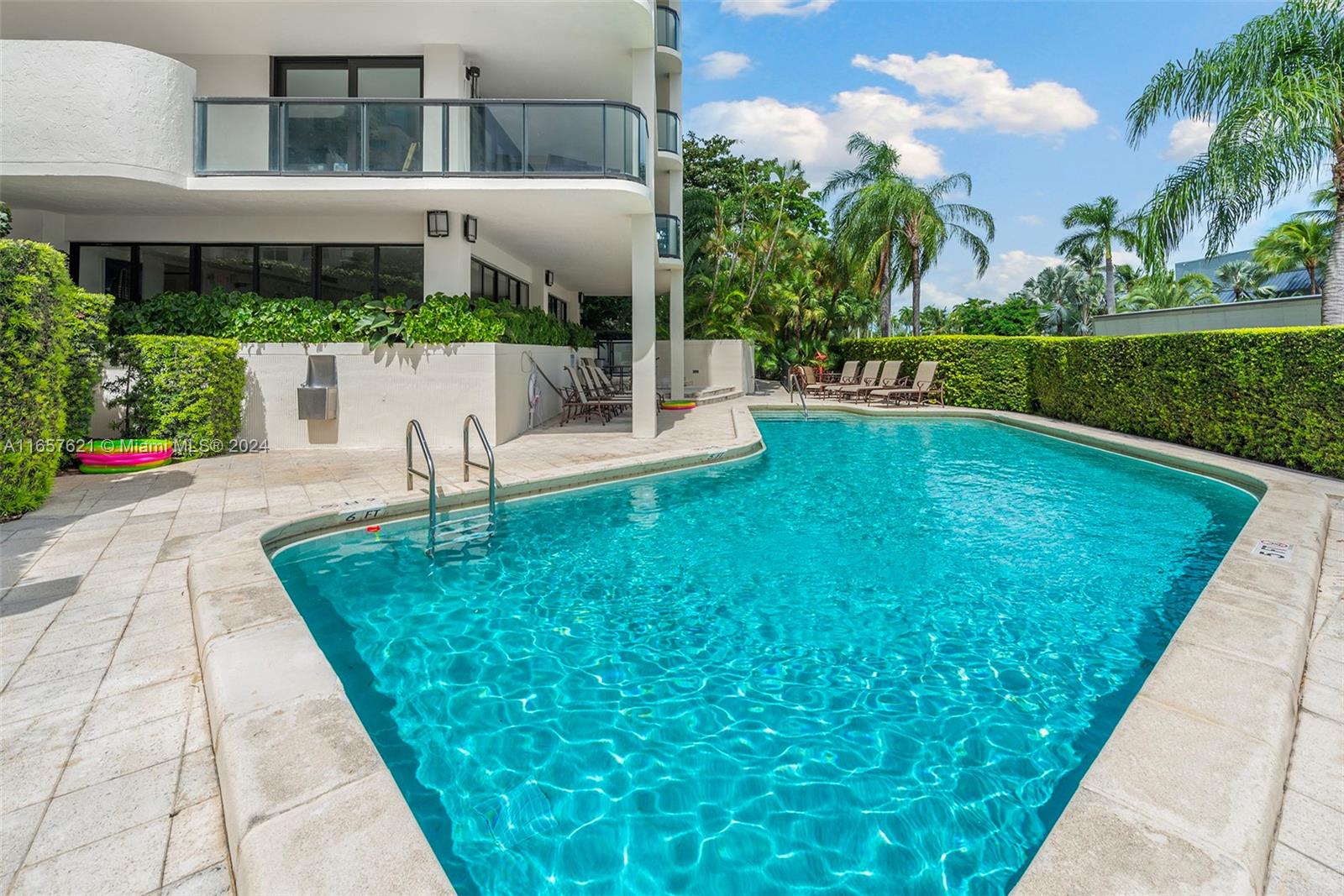 2575 S Bayshore Dr # 9B