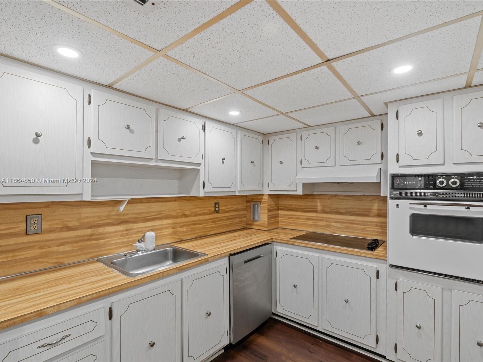 90 Edgewater Dr Unit: PH17