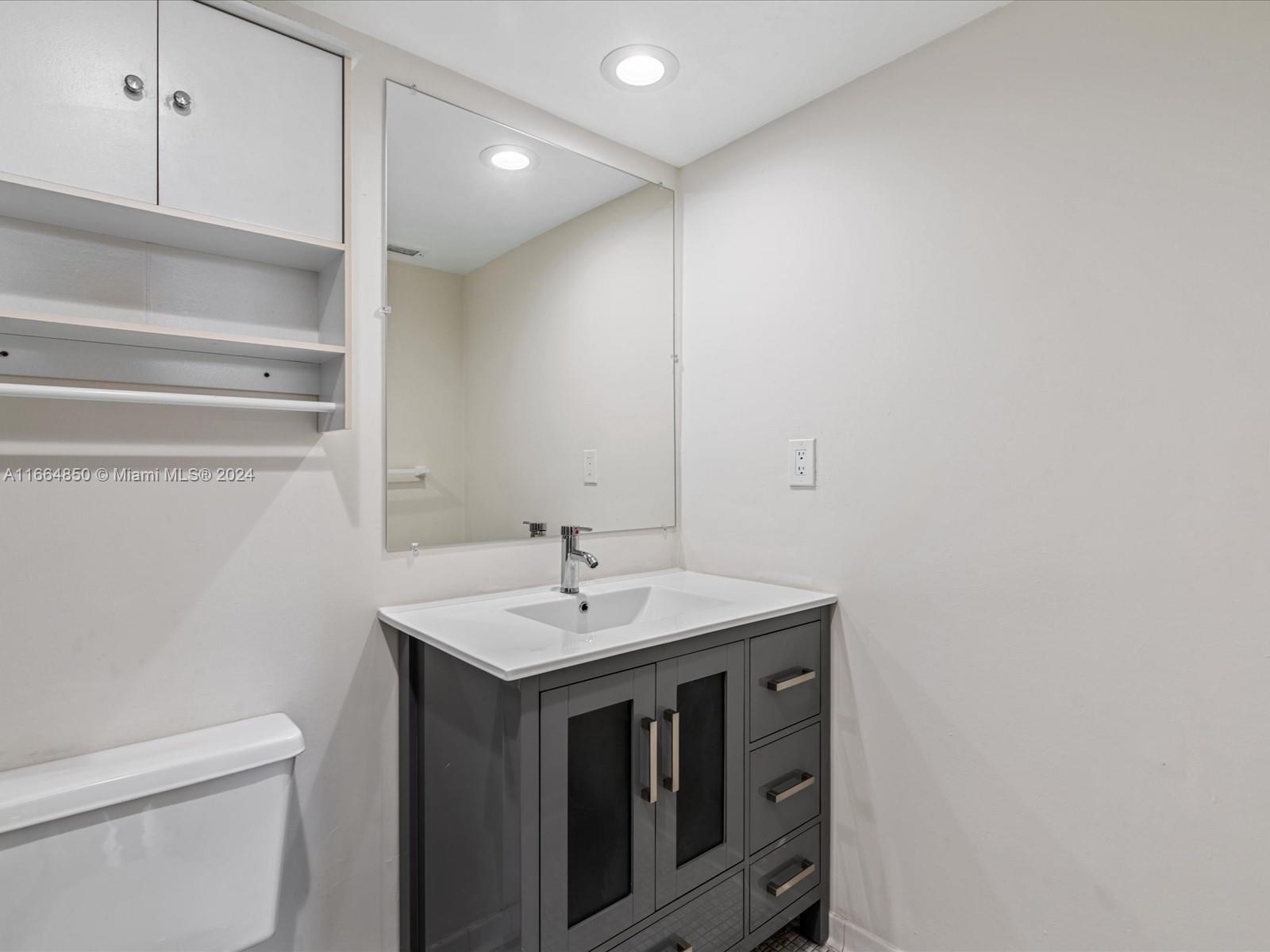 90 Edgewater Dr Unit: PH17