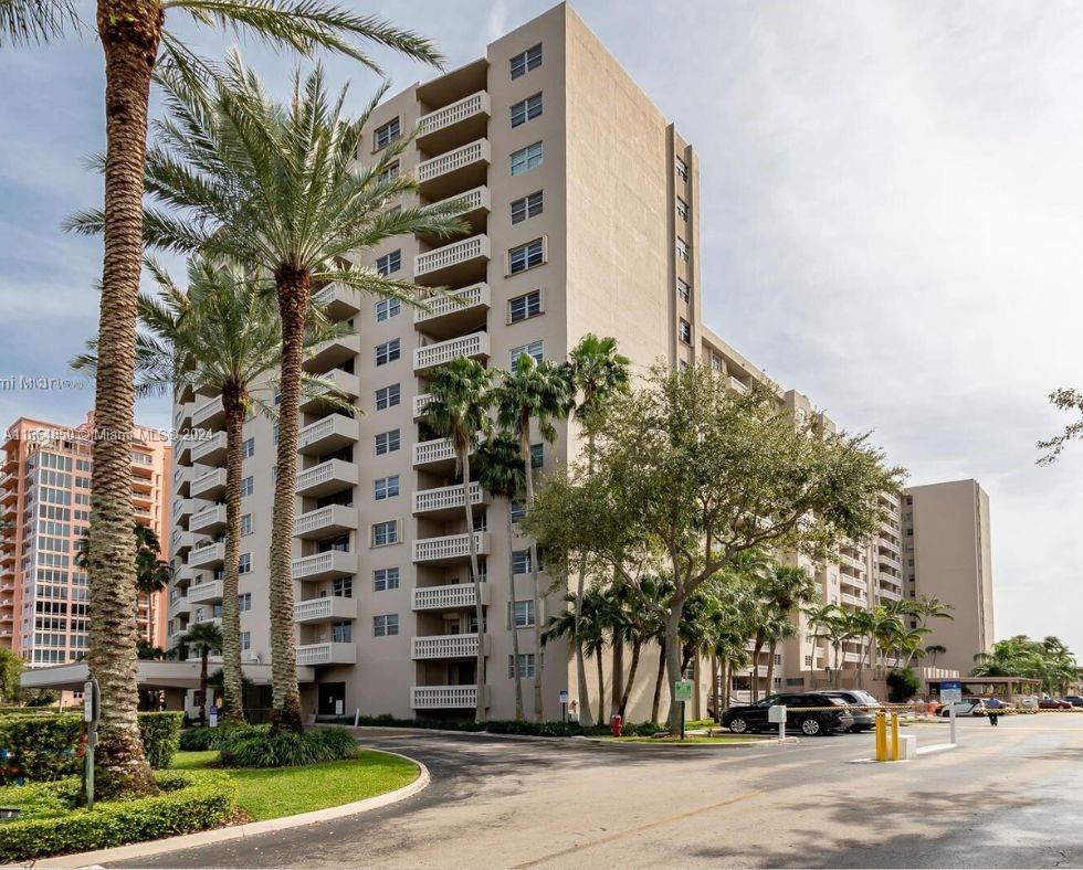 90 Edgewater Dr Unit: PH17
