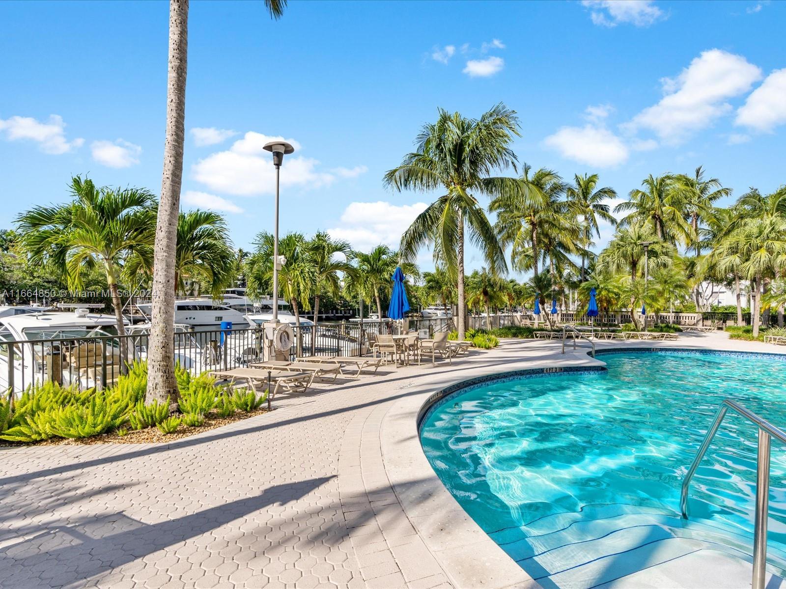 90 Edgewater Dr Unit: PH17