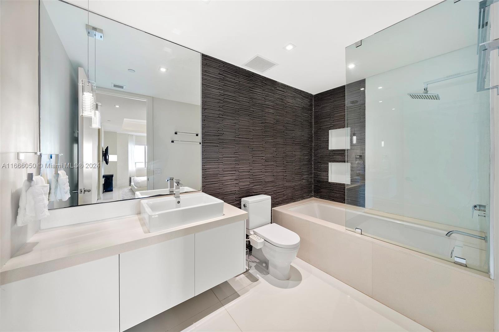 1100 Biscayne Blvd # 6004 Unit: 6003-6004