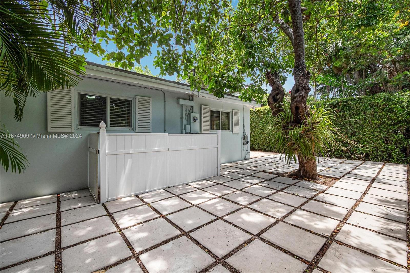 328 Alesio Ave