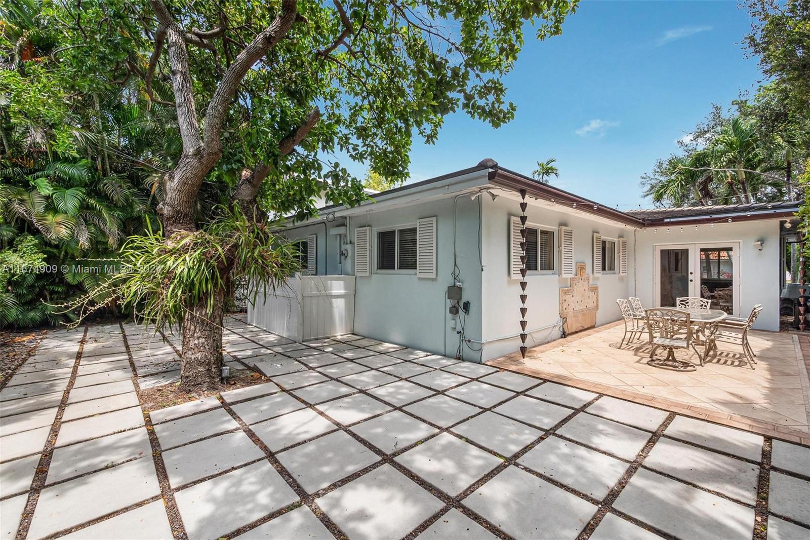 328 Alesio Ave