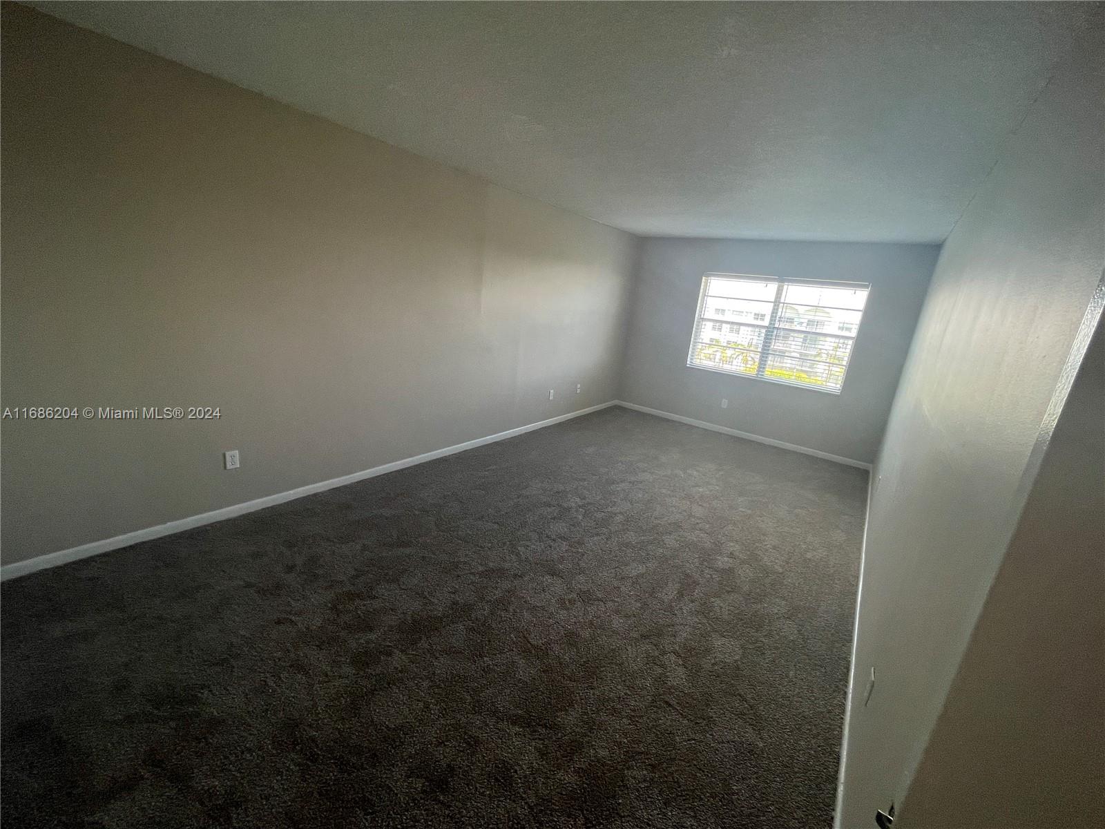 496 NW 165th St Rd # 612 Unit: D-612