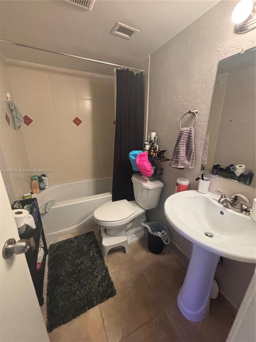 496 NW 165th St Rd # 612 Unit: D-612